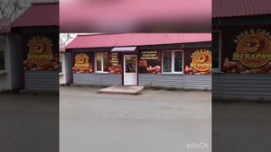 Лера с мамой и папой гуляет по городу Сызрань. Лера носит маму на руках.