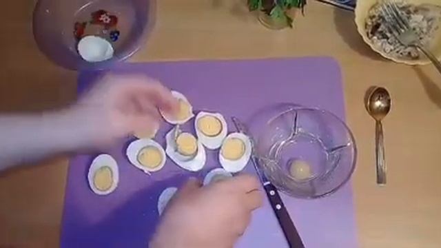 Яйца фаршированные рыбной консервой. Фаршированные яйца.  Закуска из яиц. Яйца с начинкой