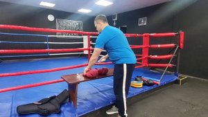 Средство от неприятного запаха в боксерских перчатках. #boxing #бокс smelly boxing gloves