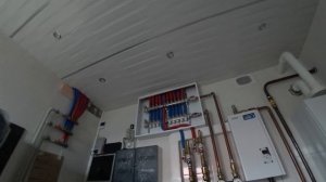 Отопления дома 180 кв.м. Монтаж труб под потолком, перевернутые коллекторы.