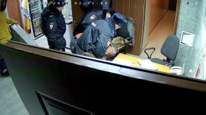 Посетитель бани-сауны в Омске оказывает сопротивление сотрудникам полиции