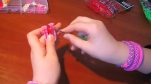 Как плести браслеты и колечки из резинок Rainbow Loom Bands.Без станка.Поделки с детьми!