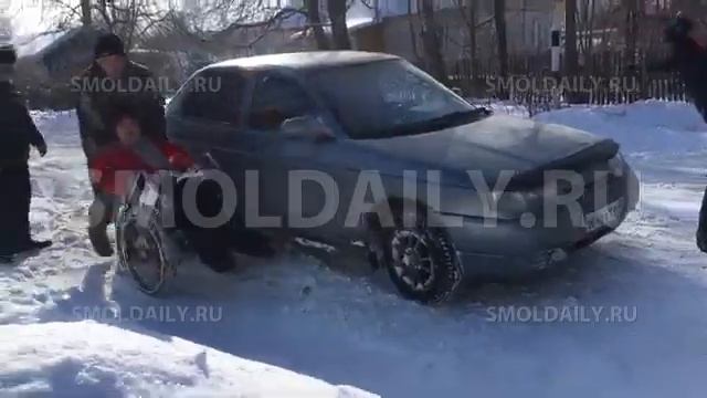 Инвалид-колясочница Татьяна Самсонова едет в суд. Смоленская область смотреть онлайн