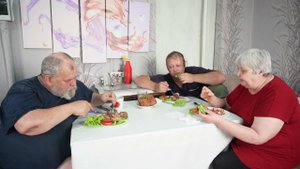 Как вкусно кушает эта семья шашлык который сами приготовили МУКБАНГ