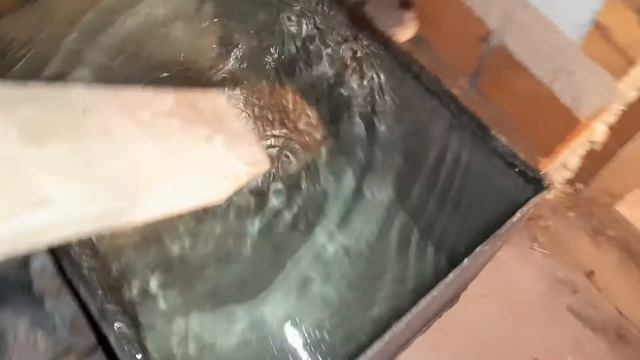 Застыла вода в ведре. От мороза пострадали вёдра. Лёд разорвал ведра. смотреть онлайн