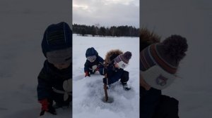 Ломаем лед в лунках. часть 2. Детям очень интересно и нам тоже👍