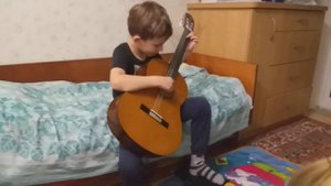 Ежик в тумане на гитаре (играет Влад, 6 лет)