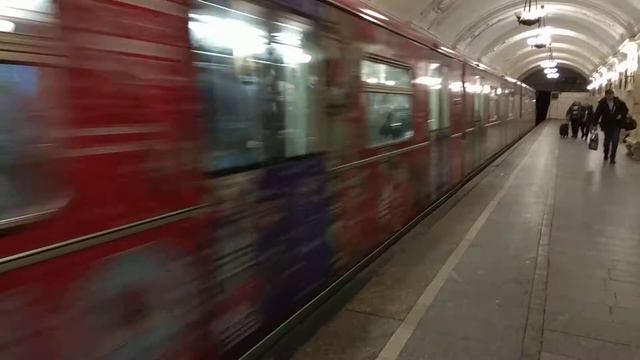 Именной поезд "Путешествие в рождество" на станции "Октябрьская" (Кольцевая линия) смотреть онлайн