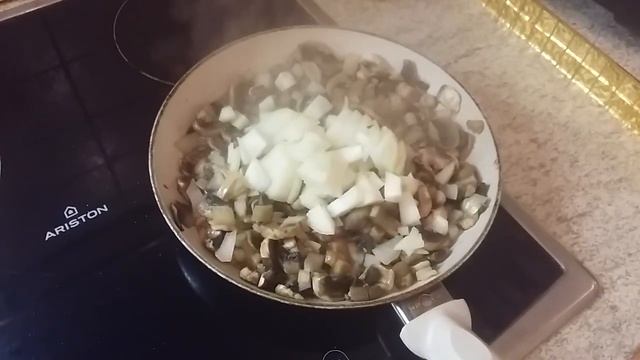 Шампиньоны жаренные с луком в сметане. Рецепт. Как приготовить. Идея для ужина смотреть онлайн