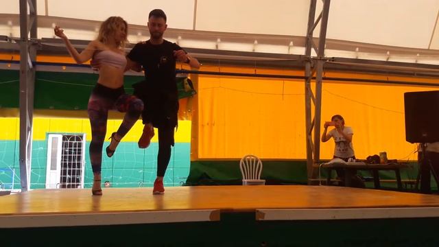 МК. по kizomba от Andrey Bessonov i Oksana Sidorskaya смотреть онлайн