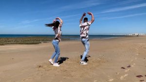 Cubanos bailando bachata en la playa de Cádiz. Academia Sonylus.