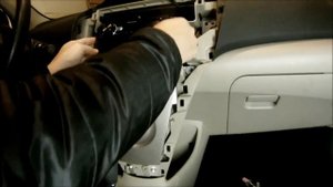 Toyota Yaris / Belta Radio Removal / オーディオ交換作業