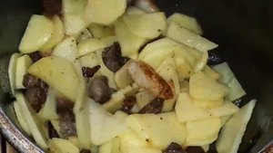 Жареная картошка на ужин, с говядиной и бараниной курдюк.