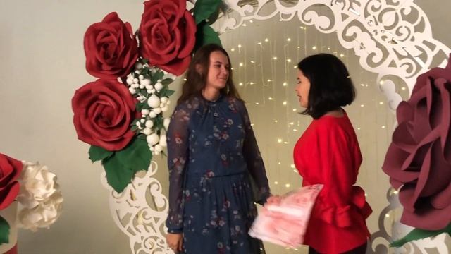 ВРУЧЕНИЕ СЕРТИФИКАТОВ УЧЕНИЦАМ. Воркшоп Ольги Ольневой в Москве. Большие цветы для бизнеса.