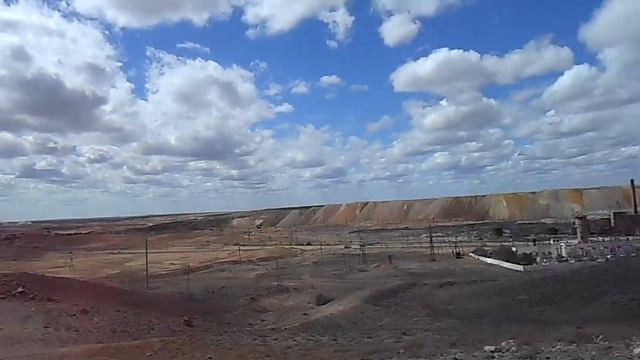 Почти на вершине водокачки Коунрада - виды на степь и посёлок в котловине, а также отвалы