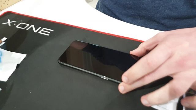 Как наклеить защитную пленку X-ONE Confidential 3-го поколения на iPhone 12/11/X/SE/8/7 серии смотреть онлайн