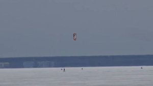 Сноукайтинг на Финском заливе (катание на лыжах с парашютом).