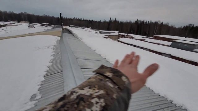 Кусок кровли вырвало снегозадержателем.Антенна мешает сходу снега.#строюгараж#моепроизводство