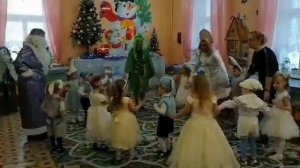 В ГОСТИ К МАЛЫШАМ ЁЛОЧКА ПРИШЛА