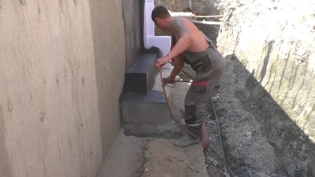 Нанесение Жидкой резины ТМ Капитель распылением на фундамент