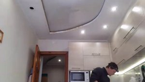 удаление воды из натяжного потолка не снимая