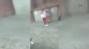 Бьют девочку