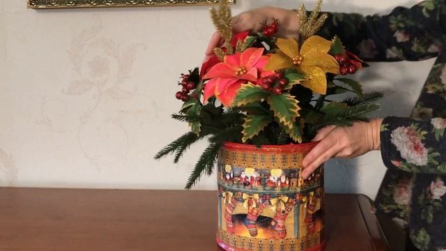 НОВОГОДНЯЯ КОМПОЗИЦИЯ С ИСКУССТВЕННЫМИ ЦВЕТАМИ ИЗ ГОФРОБУМАГИ | пуансетия и остролист из гофробумаг смотреть онлайн