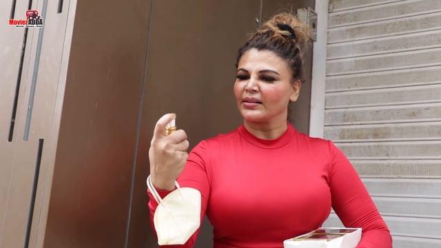 Rakhi Sawant Distributing Beboy Playlong Delay Spray In Public смотреть онлайн