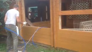 Покраска стен деревянного дома безвоздушным распылением