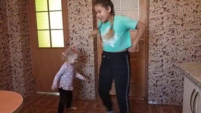 Разминка с моей сестричкой/Разминка на карантине/ смотреть онлайн