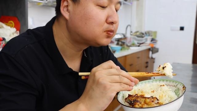 阿强又来挑战鱼羊一锅鲜了，羊肉鲜到极致，羊汤泡饭太过瘾了【cram阿强】 смотреть онлайн