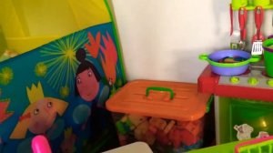 Саша играет в кассира, Куклы пришли за покупками, Детская касса