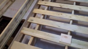 Пол. Часть 2. Подшив лаг снизу - ветрозащита, доски, сетка.