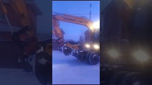 Hyundai ROBEX 140 w-7#hyundai #водопровод #работа #экскаваторы #гидромолот #как работает экскаватор