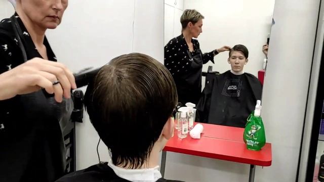 Мужская классическая стрижка ножницами.