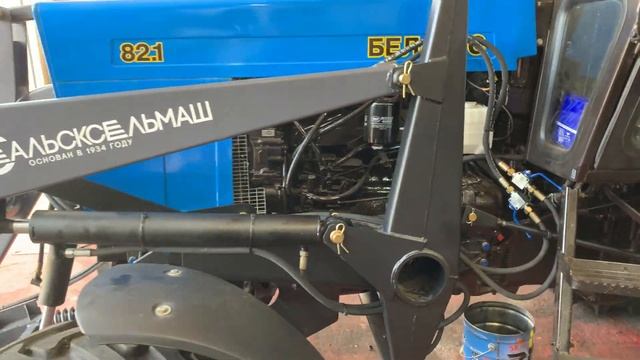 Трактор Беларус-82 , установка фронтального погрузчика КУН ПКУ-08 совместно с коммунальным отвалом