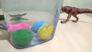 Динозавры игрушки вылупляются из яйца.Видео про динозавров.Dinosaurs toys eggs.Video about dinosaur