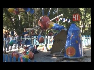 Карусель упала вместе с детьми