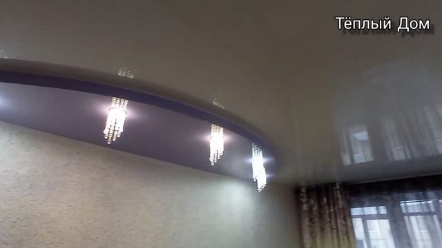 Классический двухуровневый потолок в гостиной. Элегантные светильники.