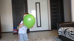 Даня надувает шарики. Веселое видео для детей.