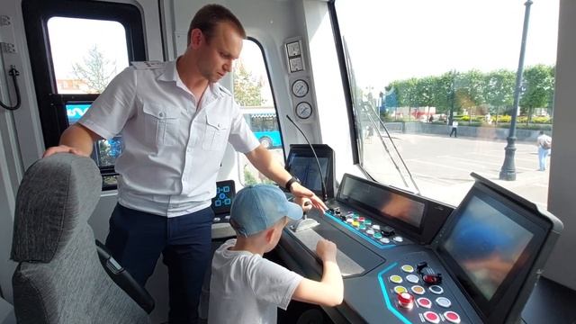 В кабине машиниста поезда московского метро / Контактный рельс и токоприемник поезда / Субтитры смотреть онлайн