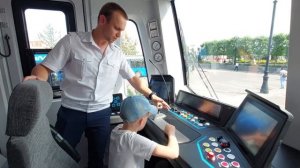 В кабине машиниста поезда московского метро / Контактный рельс и токоприемник поезда / Субтитры