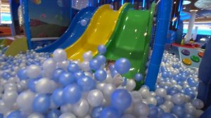 Детская площадка и миллион шариков | Игры для детей | Классный торговый центр
