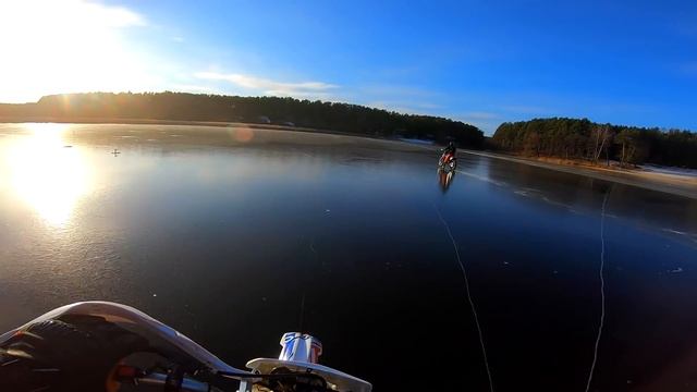 Первый Лед на Мотоцикле! Тест шипованной моторезины смотреть онлайн