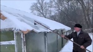 Сделал незамысловатое приспособление, для уборки снега с крыши теплицы.