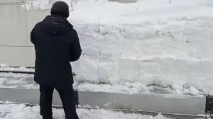 Чистка кровли от снега и льда