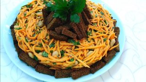Постный салат с фасолью, морковью и сухариками. Вкусный и сытный, с чесноком!