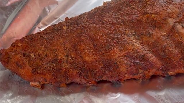 Подкопченые свиные ребра в гриле с глазурью из соуса BBQ и ягод