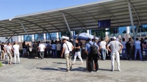 Таксисты в аэропорту Ташкента