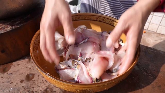 【农村四哥】8斤大鱼配肥肠，四哥秀厨艺做肥肠鱼，招待老同学 смотреть онлайн